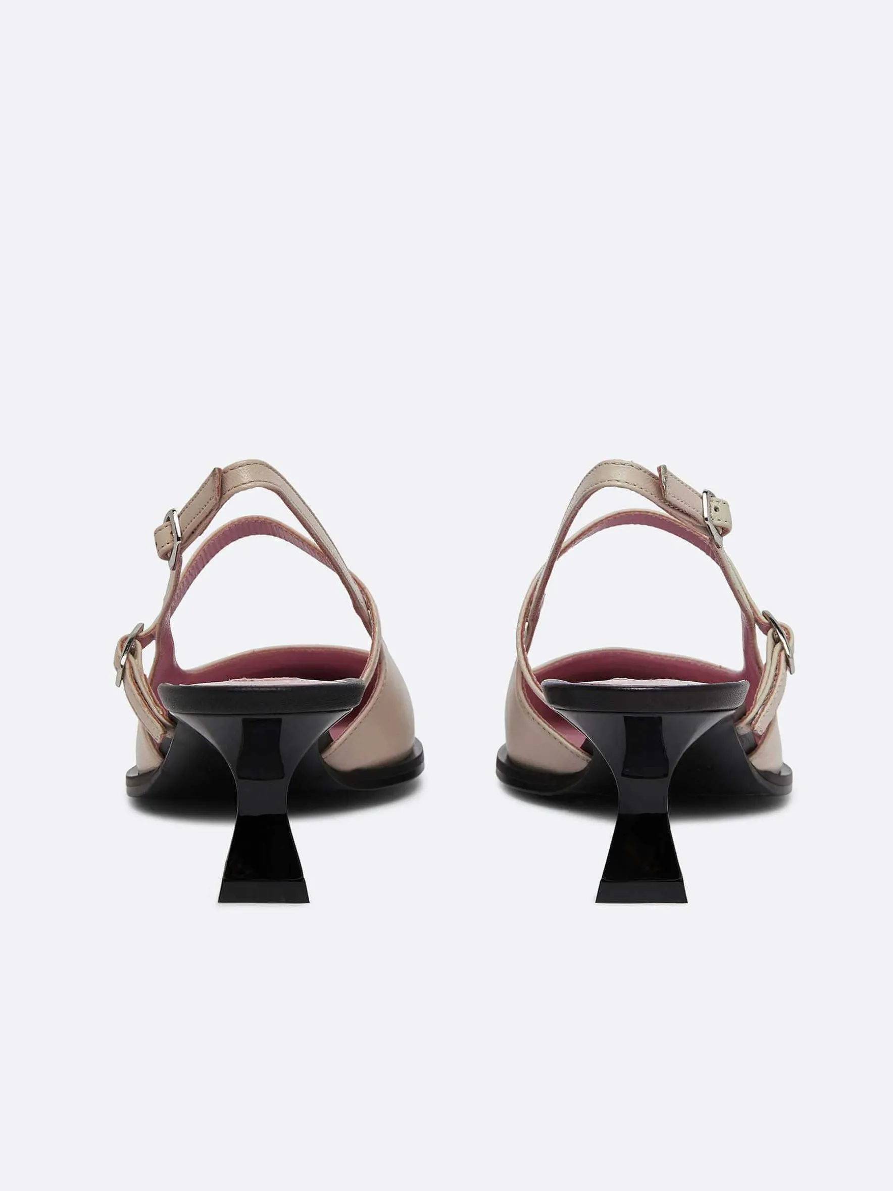 Carel Pompen>Beige En Zwarte Lederen Slingback Pumps