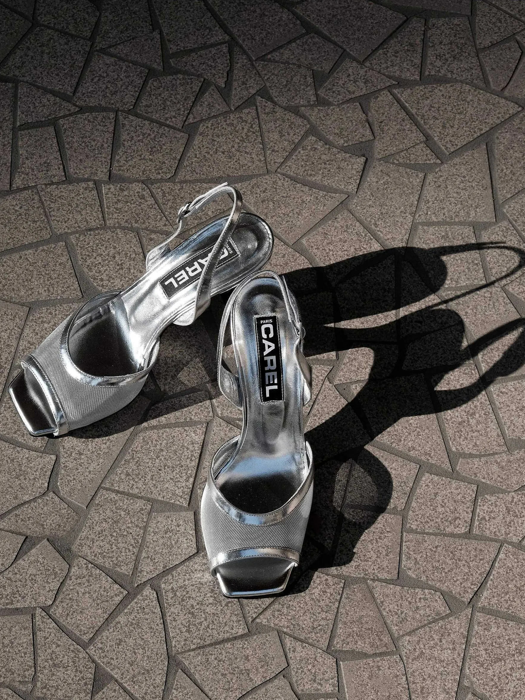 Carel Sandalen En Muilezels>Zilveren Gelamineerde Leren En Mesh Sandalen
